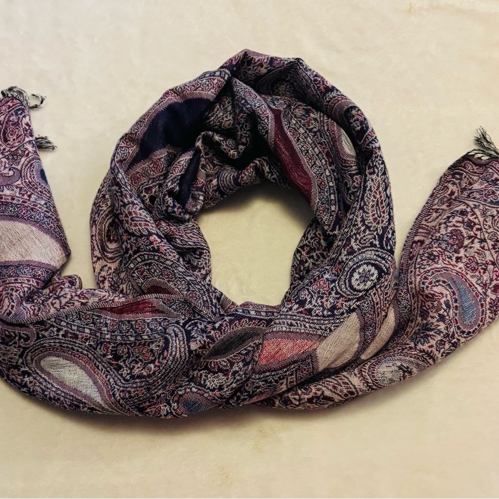 Scarf Jacquard Paisley Print Shades of Burgundy Fringed Ends  NWOT